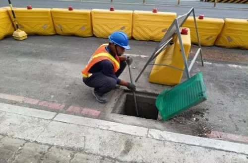 ▲捷運工地道路排水清淤。（圖／高市府捷運局提供）