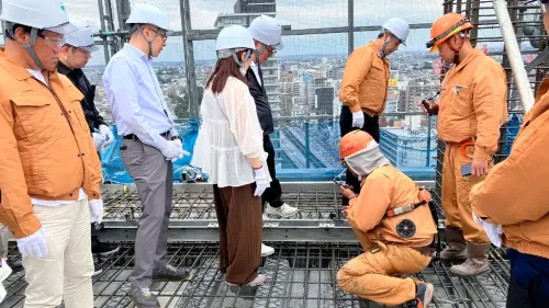 ▲華友聯集團各單位主管至日本東京見學，實地分享施工經驗。（圖／華友聯提供）
