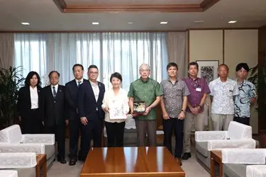 ▲台中市府與沖繩縣府團隊合影-沖繩縣政府宮城嗣吉副知事（右5）台中市長盧秀燕（中）（圖／台中市府提供）