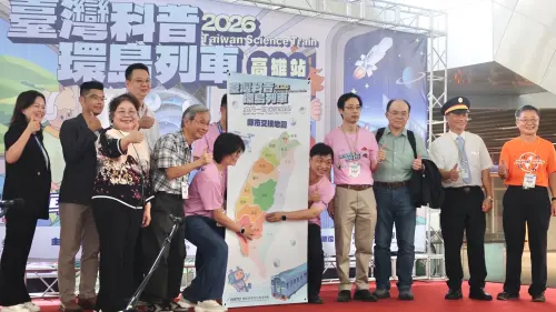 ▲科普列車透過豐富多元的科學實驗與互動遊戲，讓參與者親身感受科學的趣味與魅力。（圖／高市府教育局提供）
