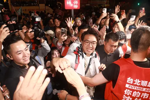 Taipei mayoral candidate Shen Pao-yang interacts with enthusiastic supporters at a campaign event. (NOWNEWS Chu Yung-chiang)
