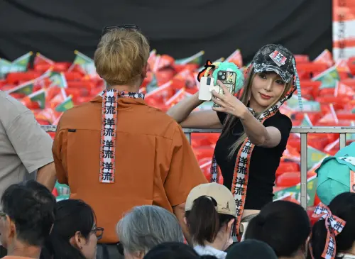 A supporter of the Yang Current movement takes selfies at a Shen Pao-yang campaign event to show her support. (NOWNEWS Chu Yung-chiang)