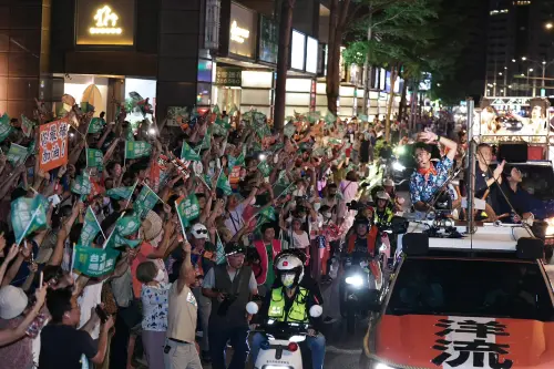 Supporters of the Yang Current movement cheer Shen Pao-yang on from the roadside during a street canvassing event. (NOWNEWS Chu Yung-chiang)
