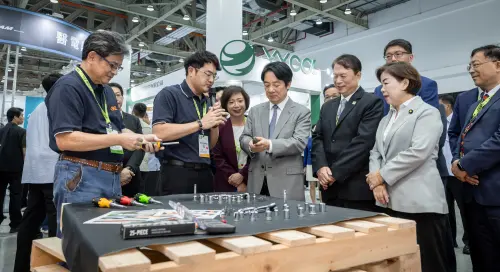President Lai interacts with TiTE x IHT participants at a booth. (Office of the President)