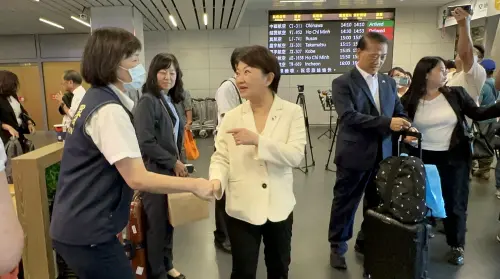 全台輔選又飛沖繩！盧秀燕認了睡不飽　笑曝「黑眼圈還沒跑出來」