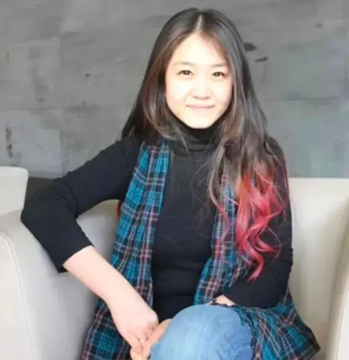 ▲網友挖出艾敬媽媽的照片，發現母女倆長相根本複製貼上。（圖／翻攝自微博）