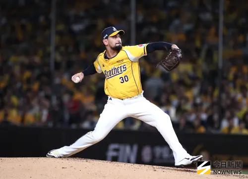 ▲中信兄弟洋投勝騎士在台灣大賽G4曾後援4.1局、使用73球，休息4天後在G6擔任先發，力拚幫助兄弟將系列賽追成3勝3敗。（圖／記者朱永強攝 ,2026.10.21）
