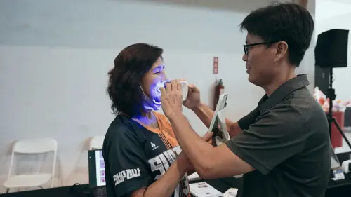▲長者現場體驗智慧口腔照護科技，進一步了解自身口腔健康狀況。（圖／金屬中心提供）