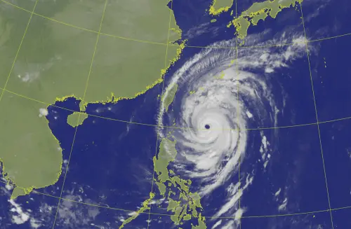 ▲中央氣象署22日衛星雲圖顯示，強颱薔琵颱風眼清晰可見，外圍雲系範圍廣大，隨著路徑逐漸接近台灣，23、24日北部、宜花須防強風豪雨。（圖/中央氣象署cwa.gov.tw）