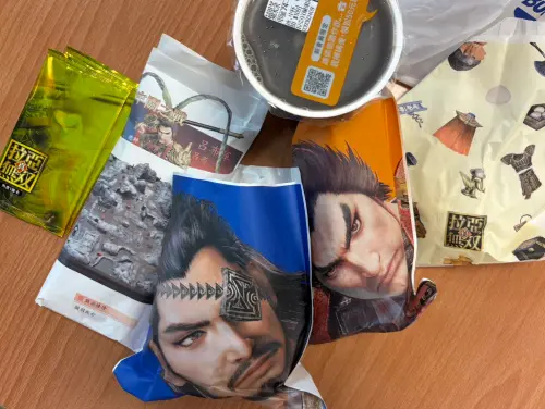 ▲拉亞漢堡《真・三國無雙》聯名連餐點包裝印有呂布等經典武將角色，紙袋則融入遊戲中的武器、裝備與戰場元素，消費滿200元還可獲得隨機武將收藏卡。（圖／記者林若瑋攝）