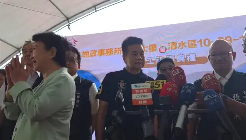▲盧秀燕受訪完疑為趕行程，竟自己先走、邊拍手邊向大家謝謝，被遺忘的議長張清照（右一）和眾人一陣錯愕。（圖／讀者提供，2026.10.22）