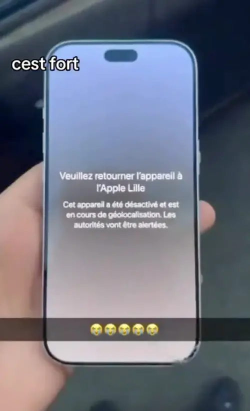 ▲疑似參與搶劫的人士展示取得的iPhone，沒想到螢幕上竟出現安全警告。（圖／翻攝自X）