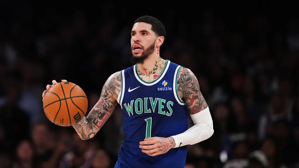球三弟「散步到三分線」竟沒走步！裁判沒吹判引熱議　ESPN看傻眼
