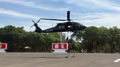 成功嶺營區開放搶先看！黑鷹直升機低空懸停　特戰兵3樓高繩降　