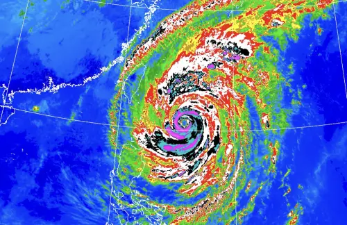 ▲薔琵颱風中心東側、東南側都有明顯的「螺旋雨帶」，北側也拉出長長的環流。（圖／中央氣象署cwa.gov.tw）