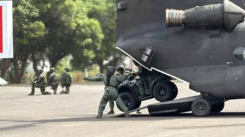 ▲CH-47SD契努克運輸直升機抵達，ATV越野車衝出。（圖／記者蘇柏銓攝）