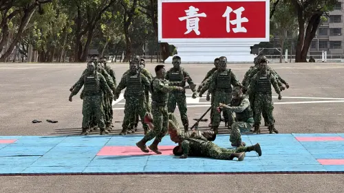 ▲成功嶺營區開放，特戰官兵進行綜合格鬥操演。（圖／記者蘇柏銓攝）。
