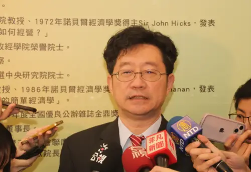 CIER president Lien talks to the press about economic growth. (TCN)