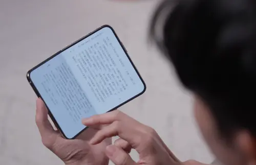 ▲iPhone Duo展開後擁有大尺寸內螢幕，Joeman實測閱讀電子書，認為寬大的顯示空間相當適合閱讀、追劇，也能減少攜帶平板的需求。（圖／翻攝Joeman YouTube）