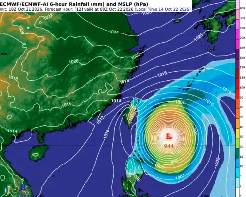 ▲薔琵颱風路徑持續往西修正，周六（24日）清晨至上午最接近台灣東北角時，中心距離陸地可能僅約50公里，雖然颱風強度逐漸減弱，但龐大環流與東北季風疊加，仍將帶來顯著風雨。（圖／取自臉書粉專「天氣職人-吳聖宇」）