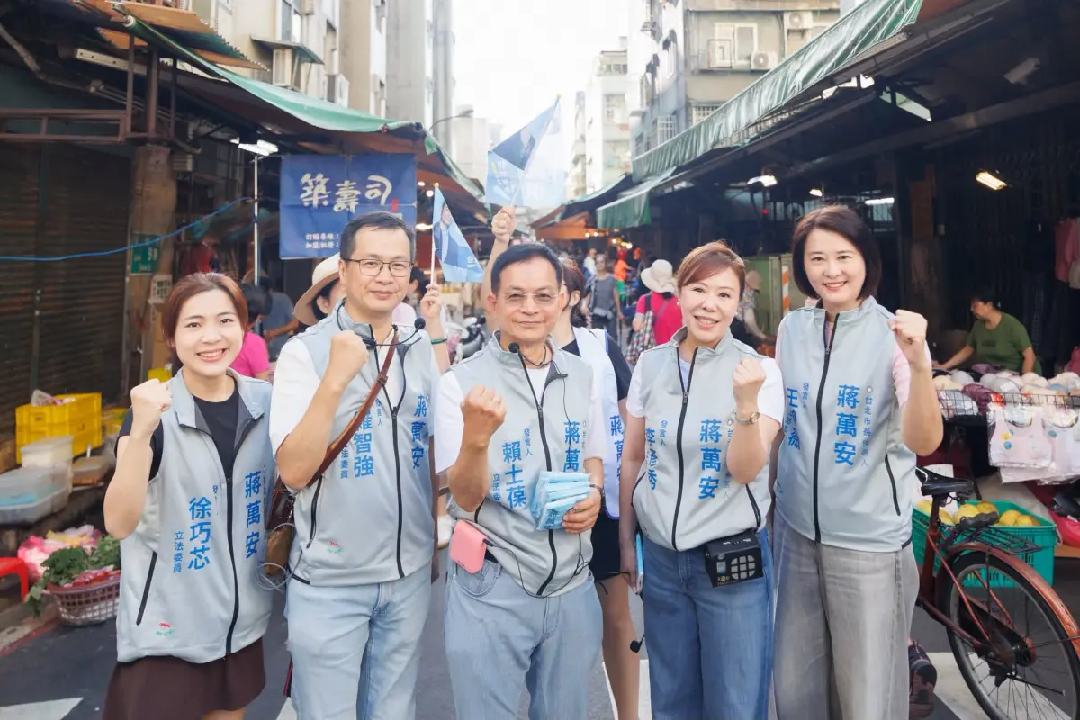 ▲國民黨立委徐巧芯、羅智強、賴士葆、李彥秀及王鴻薇，昨（21）日一同前往六張犁白蘭市場掃街拜票。（圖／翻攝自徐巧芯臉書）