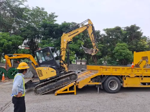 ▲台電屏東區處全面啟動防颱整備，311名搶修人員及各式工程車輛、設備待命。（圖／台電屏東區處提供）