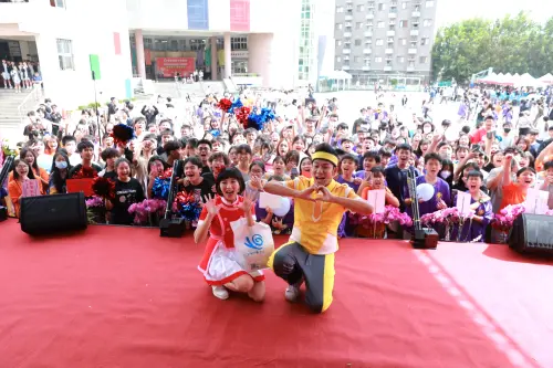 ▲嶺東中學歡慶55週年，香蕉哥哥與草莓姐姐驚喜登場唱帶跳，引爆嶺東學子青春活力。（圖／嶺東中學提供）