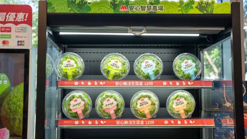 ▲安心食品10月起將陸續於門市設置「安心智慧農場-生菜販售專區」，南區將在摩斯漢堡高雄右昌店設置販售區同步販售。（圖／東元餐飲集團提供）