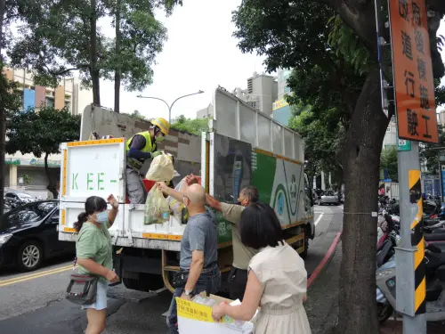 ▲強颱薔琵逼近！宣布停班停課縣市將暫停資收清運，出勤動態依各縣市公告為準。（示意圖／桃園環保局提供）
