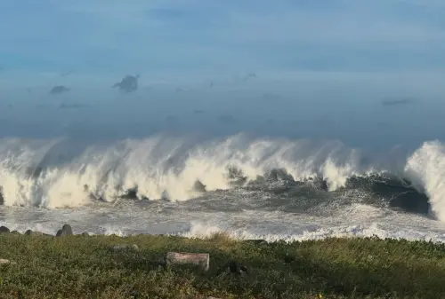 ▲台東長濱台11線沿海已出現驚人巨浪，有網友拍下白色浪花接連撞擊岸邊的畫面。（圖／翻攝自Threads@aa19640724）