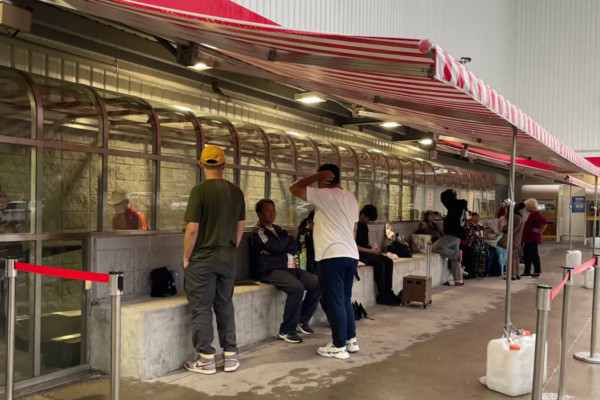 ▲好市多iPhone Duo將於明（23）日開賣，好市多內湖店今日下午已出現排隊人潮。（圖／民眾提供）