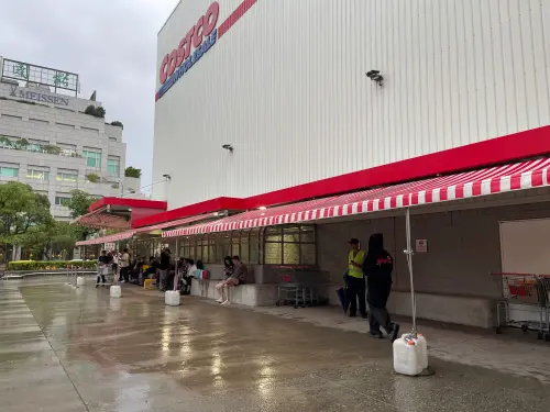 ▲好市多iPhone Duo將於明（23）日開賣，好市多內湖店今日下午已出現排隊人潮。（圖／民眾提供）
