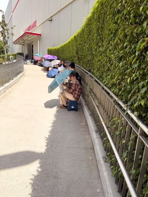▲好市多台中店今日下午已出現排隊人潮。（圖／民眾提供）
