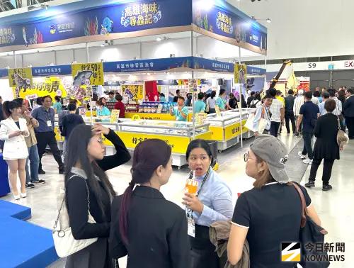 ▲高雄市政府海洋局參與高雄國際食品展，設置高雄海味專區，吸引許多民眾到場參觀採購，以為高雄海味產品開拓多元商機。(圖／記者黃守作攝，2026.10.22)