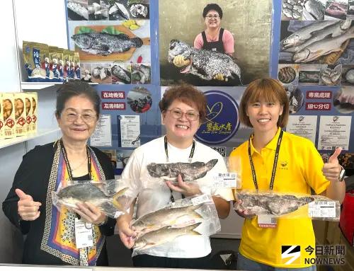 ▲高雄市政府海洋局集結21家水產加工、養殖、漁會及石斑魚產銷班業者，打造高雄海味專區，展出多元高雄海味產品，現場展品豐富多樣、創意十足。。(圖／記者黃守作攝，2026.10.22)