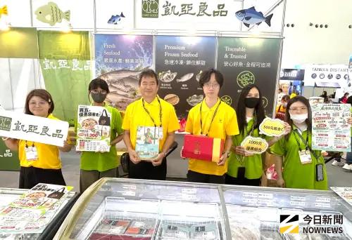 ▲高雄市政府海洋局集結21家水產加工、養殖、漁會及石斑魚產銷班業者，打造高雄海味專區，展出多元高雄海味產品，現場展品豐富多樣、創意十足。(圖／記者黃守作攝，2026.10.22)