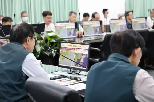 ▲台南市政府22日下午召開防颱整備會議，市長黃偉哲要求各局處全面落實防颱整備，呼籲民眾做好防颱措施。（圖／台南市政府提供）