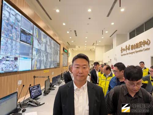 ▲交通部長陳世凱下午視察「視察高鐵及臺鐵薔琵颱風防颱準備及115年光復節連假疏運」。（圖／記者李青縈攝）