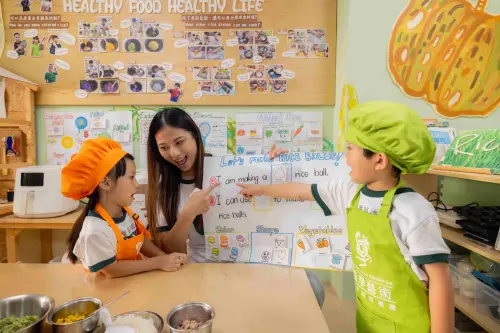 ▲四季藝術幼兒園小朋友在食物主題中，用美語分享自己的發現.（圖／四季提供）