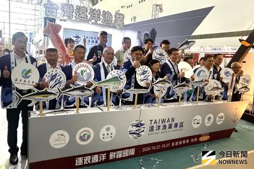 ▲台灣區遠洋魷魚及秋刀魚漁船魚類輸出業公會等六大遠洋公協漁會，在高雄海味專區設攤，設立台灣遠洋漁業專區，舉辦遠洋漁業推廣活動。(圖／記者黃守作攝，2026.10.22)