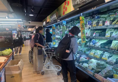 薔琵颱風靠近了！直擊全聯囤貨潮、店員急補貨：海鮮肉品比菜更空
