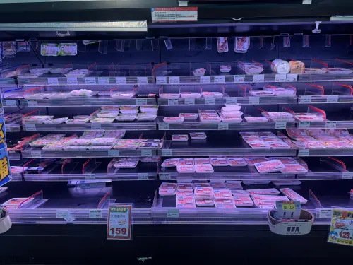 ▲部分海鮮、肉品區的商品較少，貨架看起來也相對空一些。（圖／記者鍾怡婷攝）