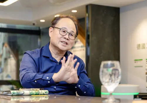 ▲世磊實業總經理謝維雄指出，很多家庭常為了到底誰來洗碗而不開心。有了敲敲門洗碗機，輕輕鬆鬆能洗能烘，並讓使用更健康便利。（圖／業者提供）