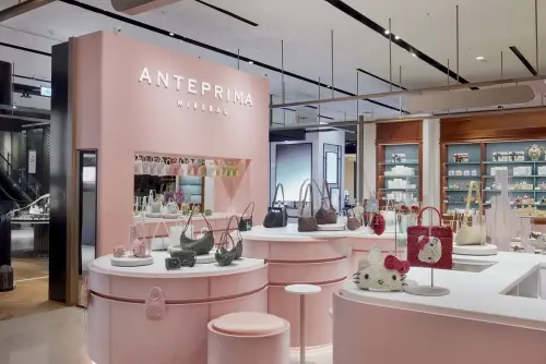 ▲ANTEPRIMA首見櫻花粉色店裝，圖為台北信義新光三越A8館1樓。（圖／ANTEPRIMA提供）