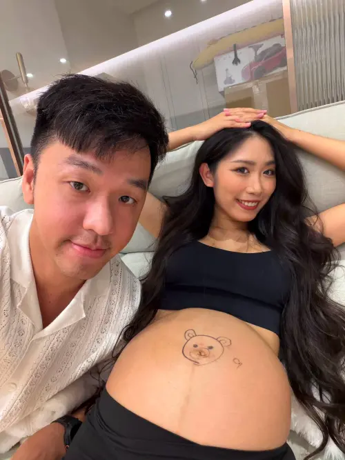 ▲香蕉和老婆游安婷將女兒取名為「辣蕉」，順利升格為新手爸媽。（圖／翻攝自香蕉 王俊傑FB）