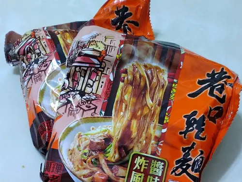 ▲巷口乾麵炸醬風味被認證是乾麵界始祖之一，非油炸麵體吃起來十分Q彈，口感醬香濃郁。（圖／我愛全聯-好物老實説臉書）