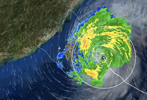 暴風圈肥到320公里！薔琵今晚「可能原地打轉」　強風豪雨掃全台