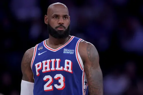 ▲高齡41歲的「詹皇」詹姆斯（LeBron James）在開季前兩戰合計狂抓19顆籃板，暫居全聯盟籃板榜第一，且籃板與助攻總數之和同樣位居全聯盟榜首。（圖／路透／達志影像）