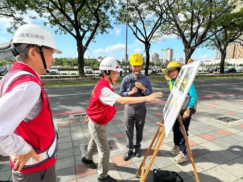 ▲副市長林欽榮今日前往高雄輕軌大順路段新上國小前，實地視察沿線雨豆樹加固、科技監測及防颱防洪整備。（圖／高市府捷運局提供）