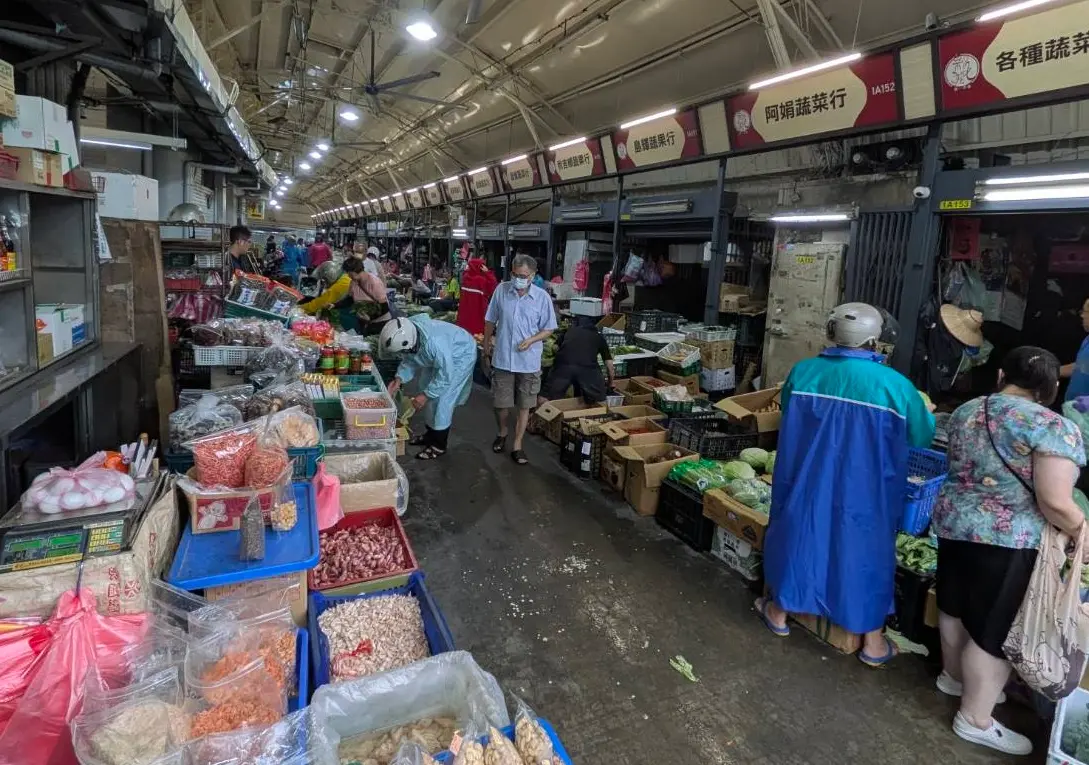 颱風天菜漲價了！大顆高麗菜200元　菜販：買氣普通、沒搶菜潮
